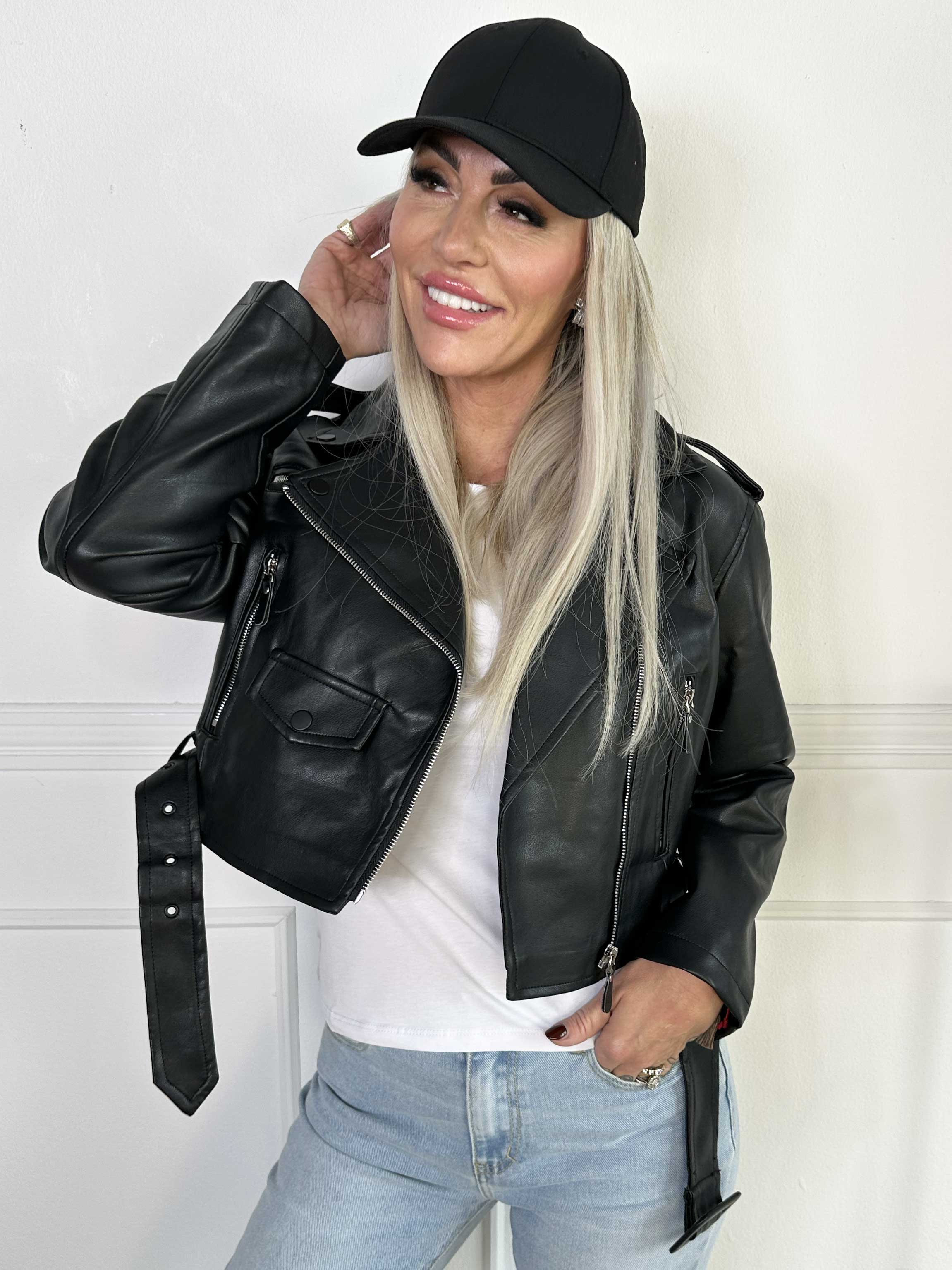 Ellis - Jacka i läderlook med bälte och dragkedja